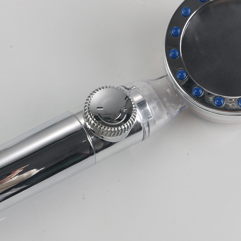 Quais são as principais diferenças entre uma mangueira flexível para chuveiro de aço inoxidável e uma mangueira de PVC?