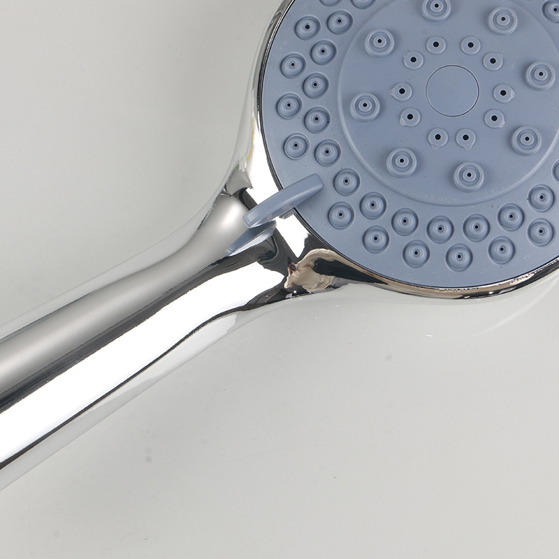 Como faço para limpar e manter um chuveiro de aço inoxidável?